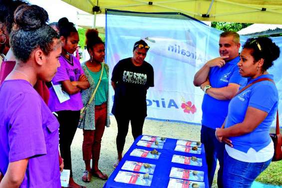 Les scolaires à la rencontre d’Aircalin lors de sa visite « Happy tour »