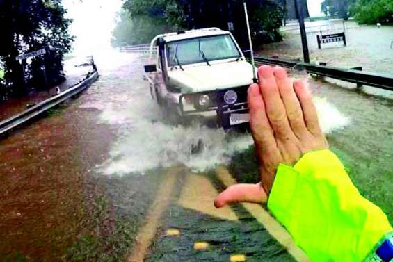 Inondations au Queensland, feux en Tasmanie