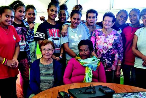 Les internes aident les seniors à se servir d’un ordinateur