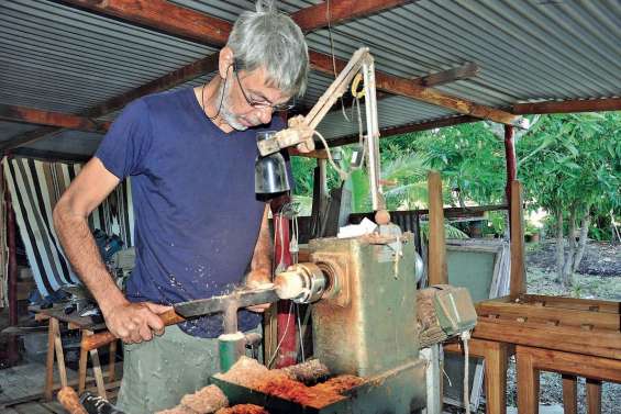 Erik Spinelli joue avec les formes et les couleurs des essences locales