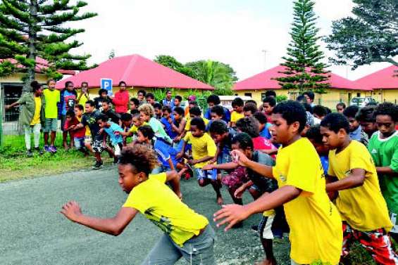 Les élèves courent à Lekiny