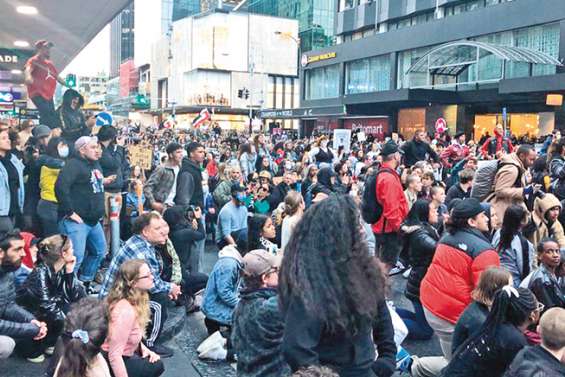 Une grande marche de solidarité à George Floyd à Auckland