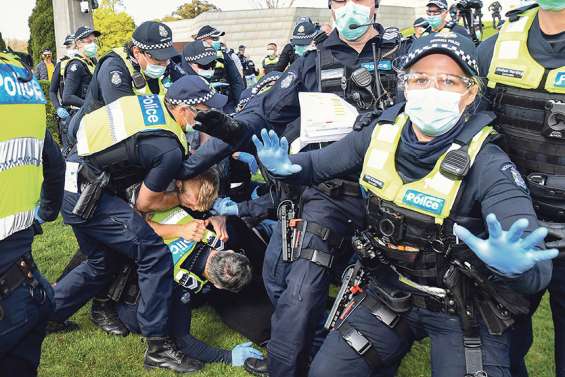 Des dizaines de manifestants anti-restrictions arrêtés