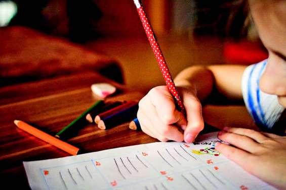 Une nounou violente visée par un mandat d’arrêt