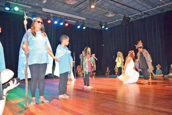 Enfants et malvoyants ensemble sur scène