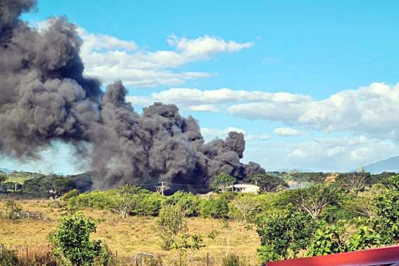 Un feu s’est déclaré dans une décharge de voitures à Koné
