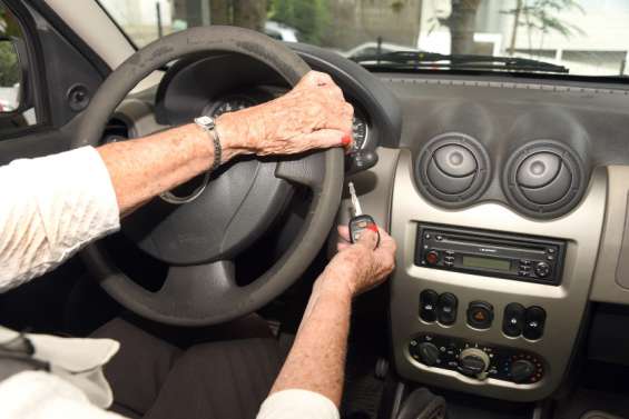 Des professionnels démêlent le vrai du faux sur la conduite des seniors