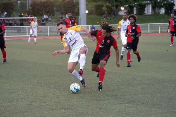 Football : statu-quo en tête de la Super Ligue
