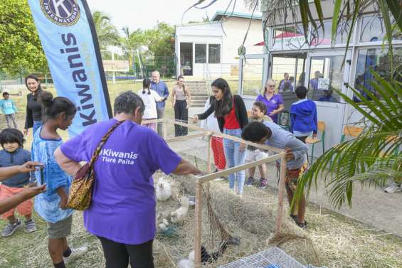 Les animaux de la ferme viennent aux enfants de l'APEI