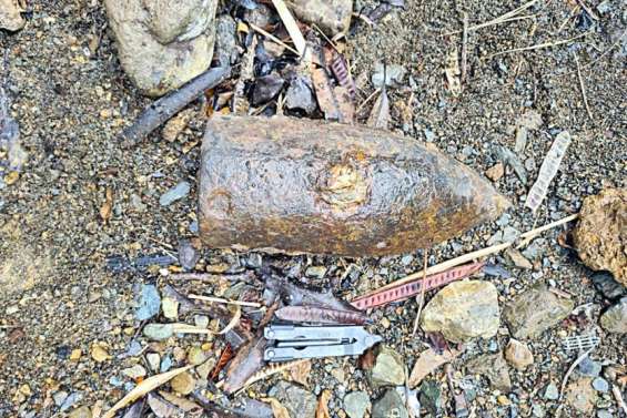 Un obus du XIXe siècle désarmé à Canala