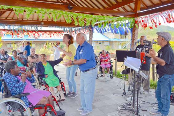 Bourail : le Kiwanis centre ouest a fait danser la maison de retraite La Broussarde