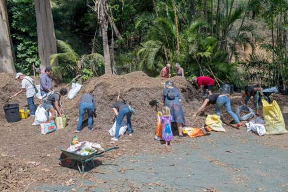 Les habitants font le plein de broyat