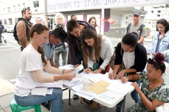Le collectif Réinfo Covid et le syndicat FO CSTC-NC mobilisés devant le Congrès