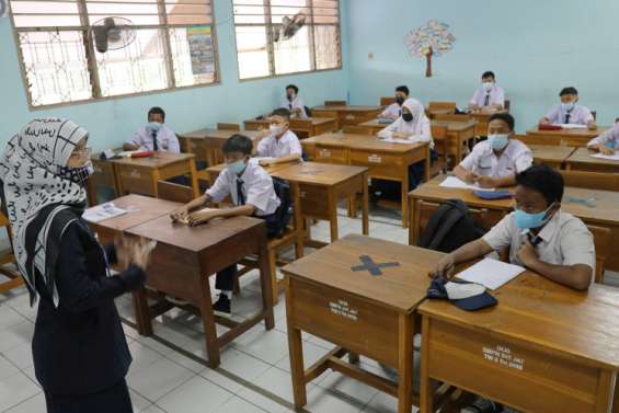 Fermées depuis mars 2020, des écoles rouvrent à Jakarta