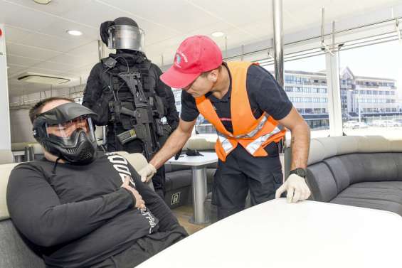 Les policiers du Raid et les pompiers réalisent un exercice inédit sur le Mary D