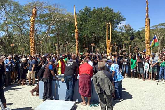 Tous réunis pour l'inhumation du chef Ataï et de son sorcier