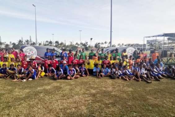 Une centaine de collégiennes de tout le pays réunies pour un tournoi de foot