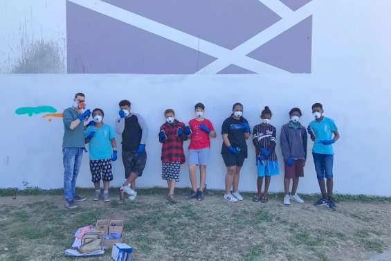 Les élèves du collège de Koné réalisent une nouvelle fresque