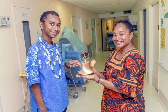 Trois tintements de cloche sonnent la fin de neuf ans de lutte contre le cancer