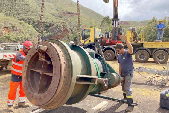 Au barrage, le remplacement d'une vanne donne lieu à un chantier inédit