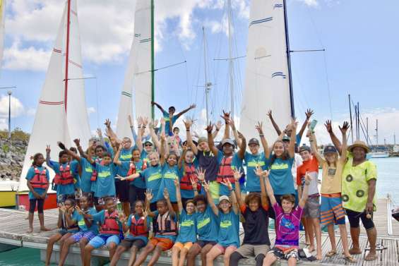 Jeunes marins et artistes réunis à Drehu