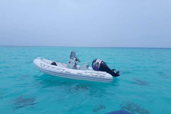 Un semi-rigide perdu dans le lagon sans propriétaire