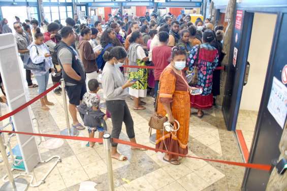 Les transports en commun quasi arrêtés, la question des rapatriements ressurgit