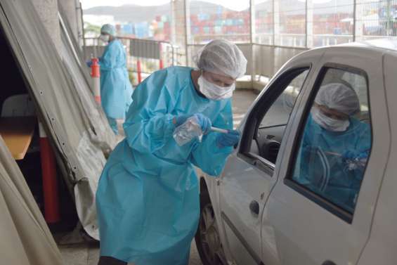 À l'ancien CHT Gaston-Bourret, se faire dépister sans sortir de sa voiture