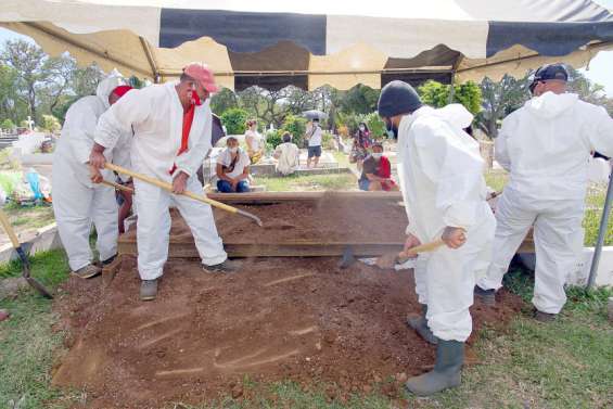En Polynésie, « avec la Covid, il n'y a même pas de beaux adieux aux défunts »