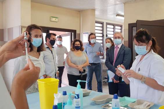 Le haut-commissaire visite le vaccinodrome de Ko We Kara