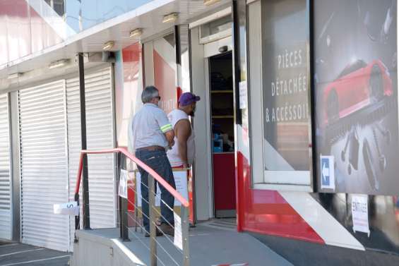 Dans les commerces, on se plie dans l'urgence aux nouvelles restrictions