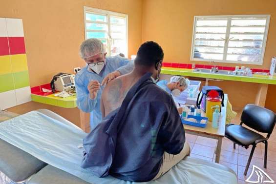 Vaccination à l'île Ouen, hospitel à Kunié