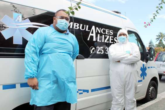 Des ambulanciers équipés de la tête aux pieds pour affronter la pandémie
