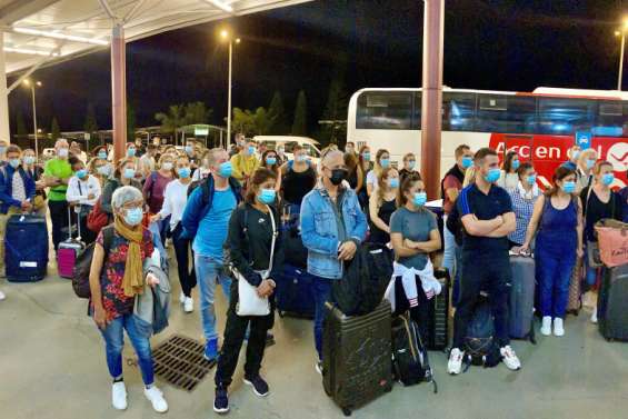 [VIDEO] Les premiers renforts de soignants sont arrivés sur le Caillou