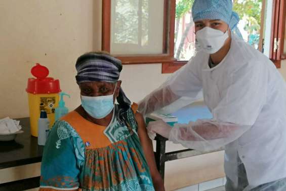 Une centaine d'habitants de Thio vaccinés à la maison commune de Grand Borendy