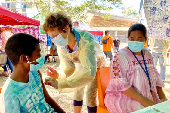 [VIDÉO] La vaccination s’invite au pied des tours de Magenta