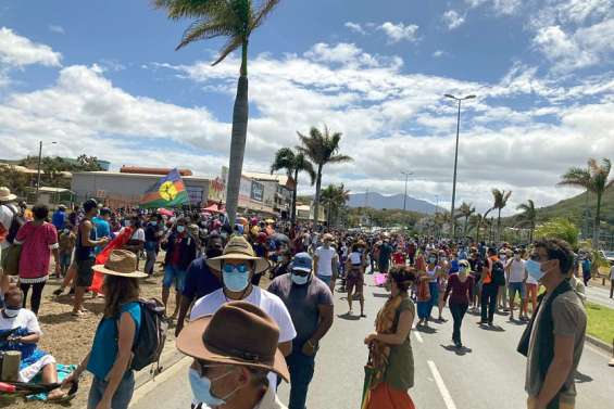 Un peu mois de 2 000 personnes, selon le haussariat, au rassemblement contre l’obligation vaccinale à Nouméa