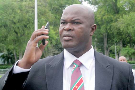 Football : le politicien qui s'improvisait joueur est mis sur la touche