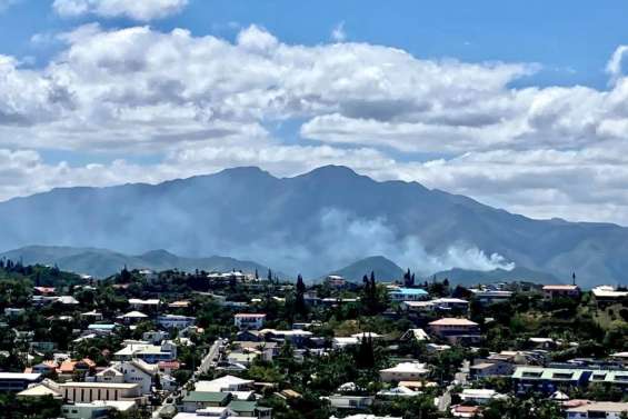 Un incendie fait rage au Mont-Dore