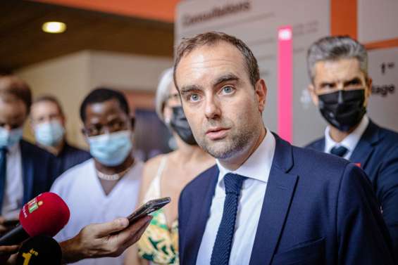 Une mairie incendiée à Mayotte