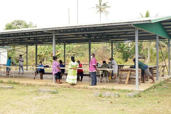 L'équipe du Vacci'tribs de retour dans les tribus de Nengone
