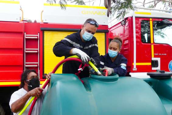 Deux cuves et 6 000 litres d’eau offerts aux habitants du squat du Caillou bleu