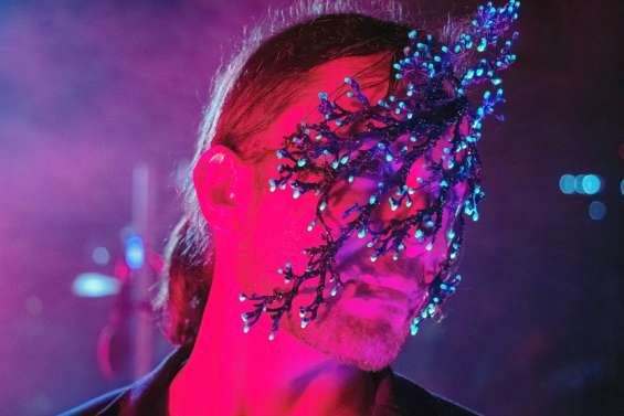 Depuis son studio à Paris, Sacha Terrat chantera pour les Calédoniens