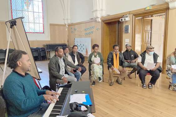 A Paris, des chants kanak en soutien aux familles endeuillées du pays