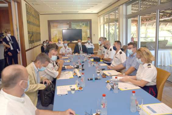 [VIDÉO] Référendum : avec 2 000 gendarmes et policiers mobilisés, l'État se 