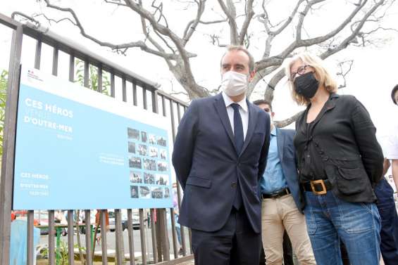 Sébastien Lecornu accueilli par Sonia Lagarde à l'hôtel de ville de Nouméa