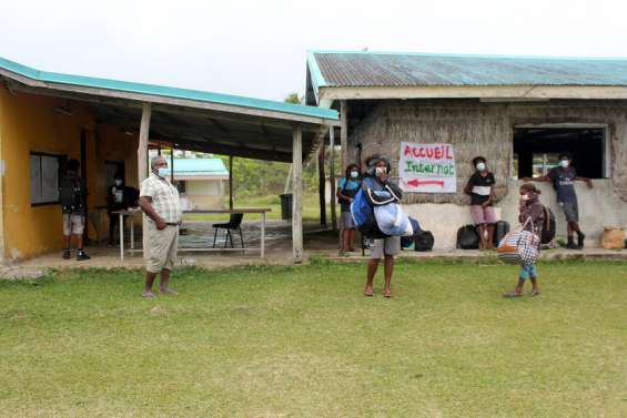 A Lifou, des élèves de retour à l’établissement scolaire de Hnaizianu