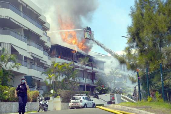 Un immeuble de la Baie-des-Citrons ravagé par les flammes
