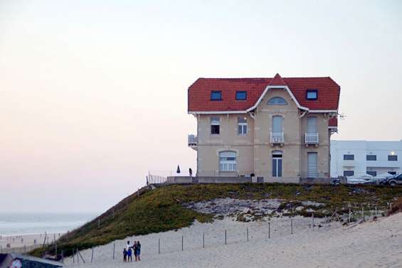 Face à l'avancée de l'océan, des villes françaises battent en retraite