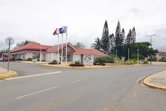 Un bus scolaire reçoit une pierre sur le pare-brise à Boulouparis
